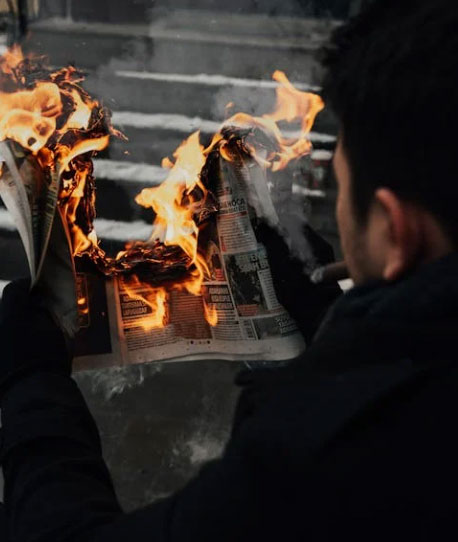 Fotografía de periódico ardiendo de Nevzat Ozturk